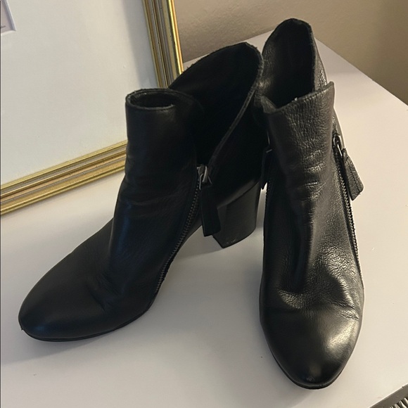 Sleek Black Leather Ankle Boots - Picture 1 of 7